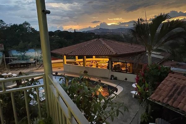 En 32-centimeters Flatskjerm-TV med kabel-kanaler