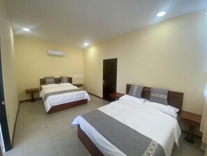 Economy Quadruple Room | Premium bedding, Tempur-Pedic beds, free WiFi - Villa garita inn (La Garita)