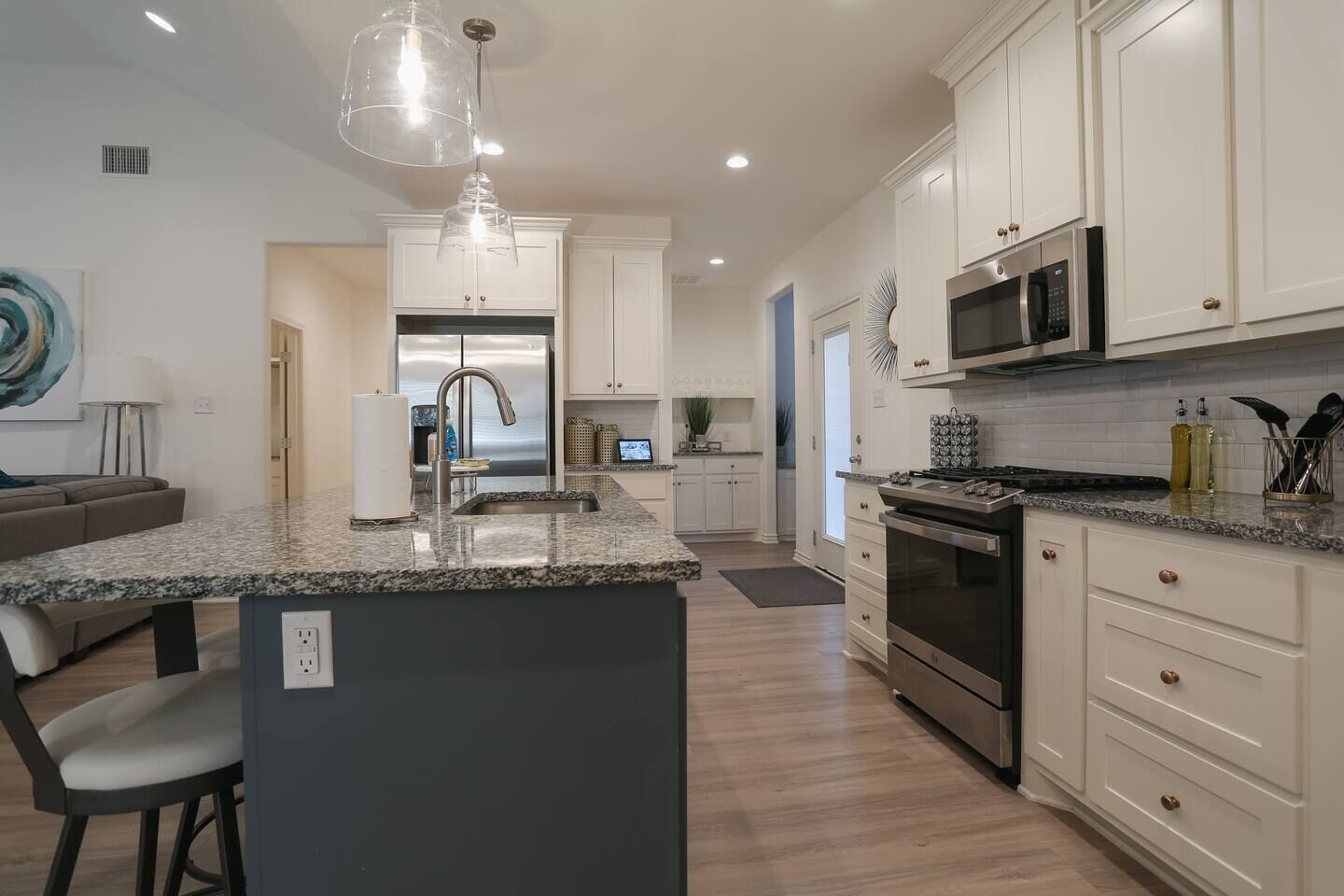 ثلاجة، ميكروويف، فرن، موقد طهي مسطح