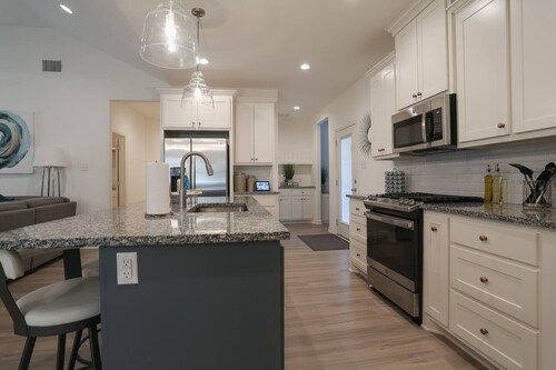 Raider Manor 7 Min to Tech & Med