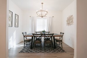 Dining - Raider Manor 7 Min to Tech & Med (Lubbock)