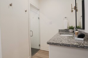 Een douche, een haardroger, handdoeken