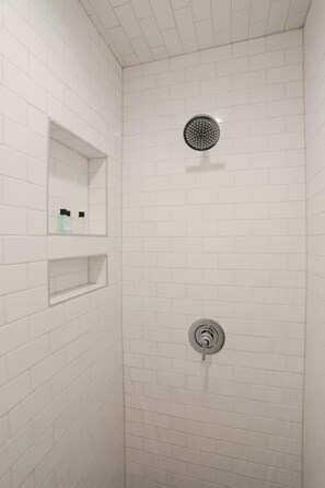Een douche, een haardroger, handdoeken
