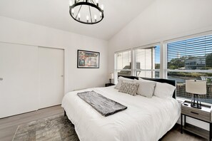 3 bedrooms, desk, iron/ironing board, WiFi