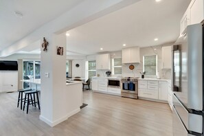 Kylskåp, mikrovågsugn, ugn och spishäll