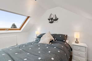4 slaapkamers, een strijkplank/strijkijzer, reisbedje, gratis wifi