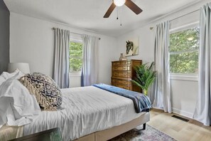 3 habitaciones, escritorio, tabla de planchar con plancha y wifi 