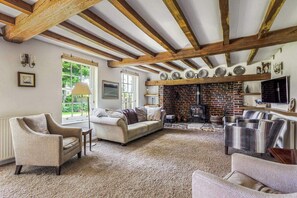 TV, fireplace - Luxury Brick and Flint House in Funtington (Chichester)