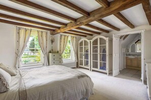 4 bedrooms, iron/ironing board, free WiFi, bed sheets