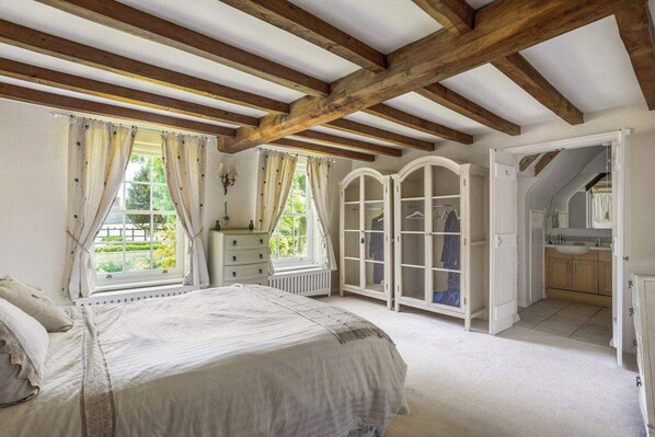 4 bedrooms, iron/ironing board, free WiFi, bed sheets - Luxury Brick and Flint House in Funtington (Chichester)