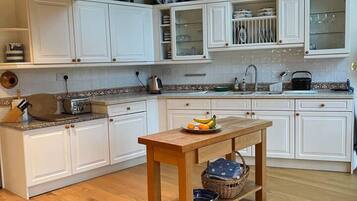 House | Private kitchen | Fridge, microwave, oven, stovetop