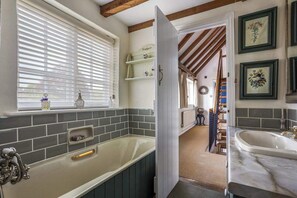 Combined shower/tub, deep soaking tub, hair dryer, towels - Luxury Brick and Flint House in Funtington (Chichester)