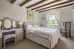 4 bedrooms, iron/ironing board, free WiFi, bed sheets - Luxury Brick and Flint House in Funtington (Chichester)
