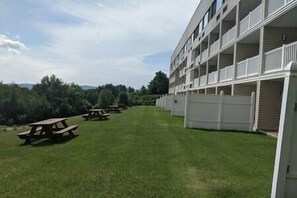 Outdoor dining - Cute Lower Level Cedar Lodge Room with Balcony & Lake Views! (Laconia)