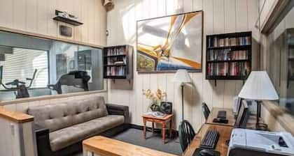 Cute Lower Level Cedar Lodge Room with Balcony & Lake Views!