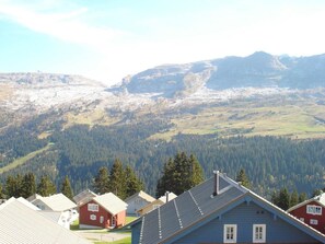 Zona residencial con casas y un paisaje montañoso al fondo.