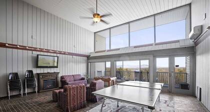 Cute Cedar Lodge Studio with Balcony & Lake Views!