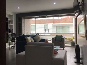 Una Smart TV, un reproductor estéreo