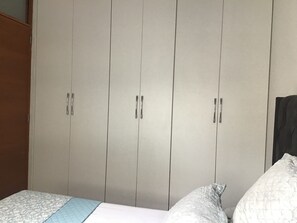 4 bedrooms, desk, iron/ironing board, free WiFi