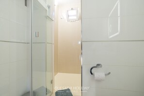 Sèche-cheveux, serviettes fournies, savon, shampoing