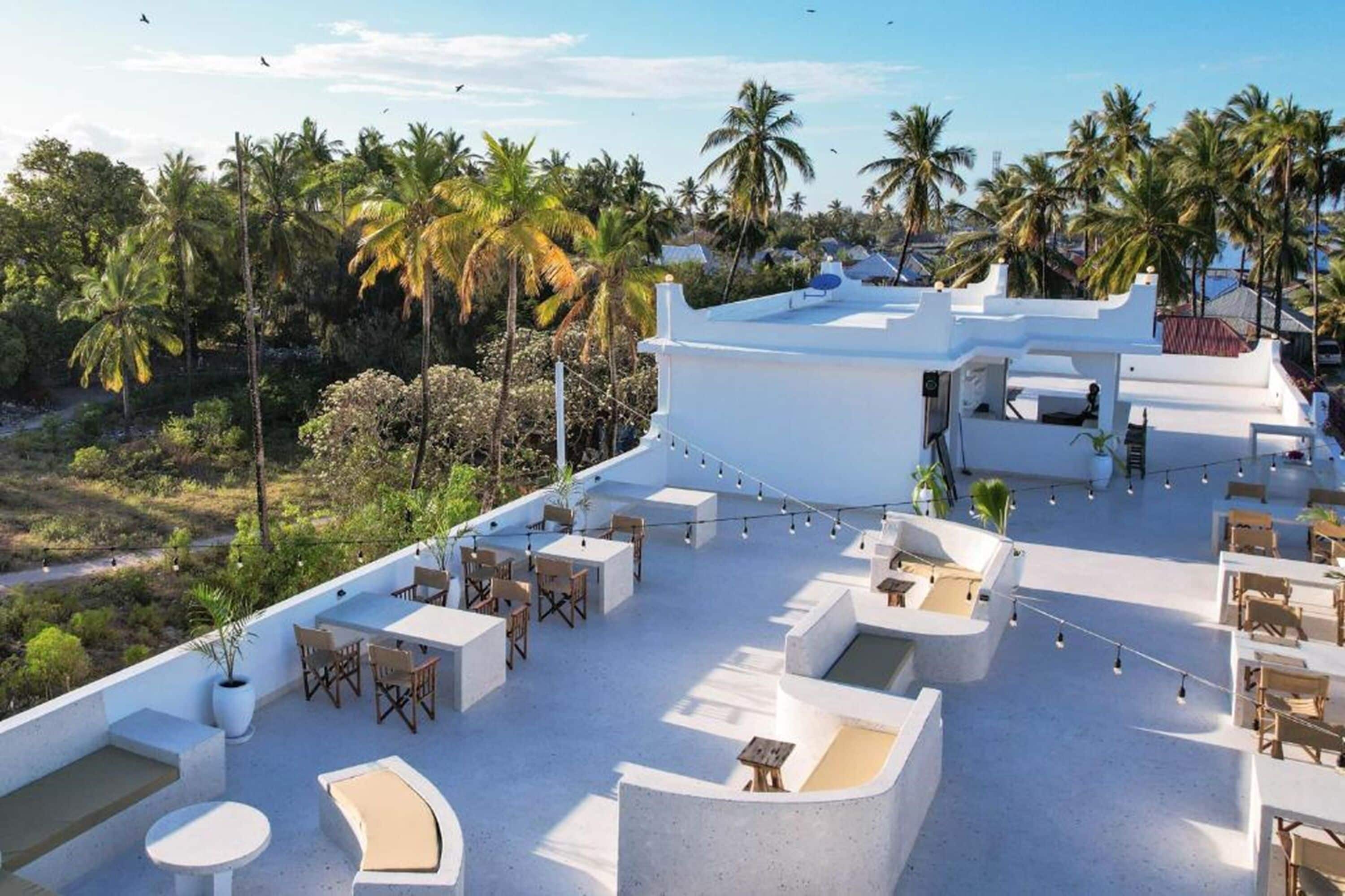 Petit déjeuner, déjeuner et dîner servis sur place, vue sur la piscine