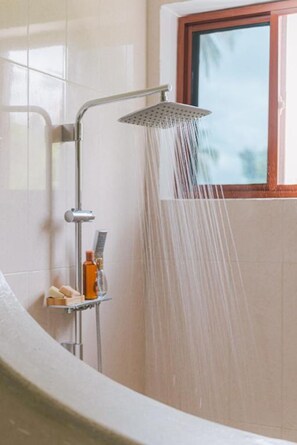 Deluxe-Suite | Badezimmer | Dusche, Regendusche, kostenlose Toilettenartikel, Haartrockner