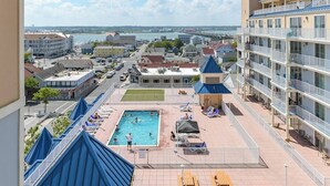 Un hôtel doté d’une piscine, d’un espace extérieur aménagé et offrant une vue sur la ville.