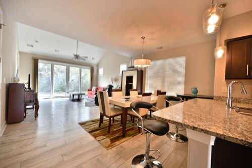 Beautiful House-Owner's Secrete Treasure, Private Backyard, 3 min to the Beach!