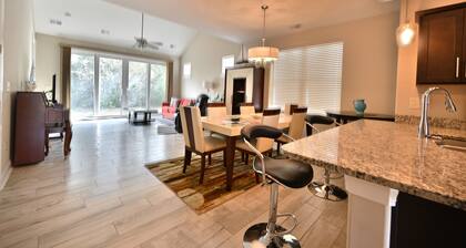 Beautiful House-Owner's Secrete Treasure, Private Backyard, 3 min to the Beach!