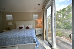 3 bedrooms, desk, iron/ironing board, free WiFi - Beautiful House-Owner's Secrete Treasure, Private Backyard, 3 min to the Beach! (Myrtle Beach)