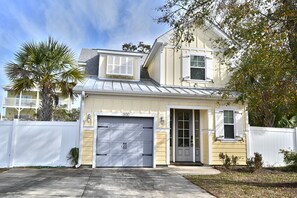 Exterior - Beautiful House-Owner's Secrete Treasure, Private Backyard, 3 min to the Beach! (Myrtle Beach)
