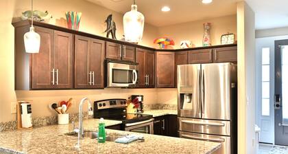 Beautiful House-Owner's Secrete Treasure, Private Backyard, 3 min to the Beach!
