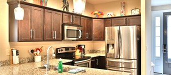 Beautiful House-Owner's Secrete Treasure, Private Backyard, 3 min to the Beach!