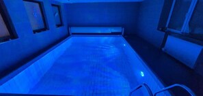 Una piscina cubierta, una piscina climatizada