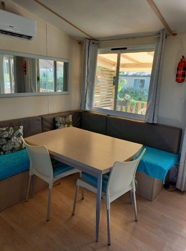 Dining - Mobil Home à Proximité de la Réserve de Sigean et des Plages de Port la Nouvelle (Sigean)