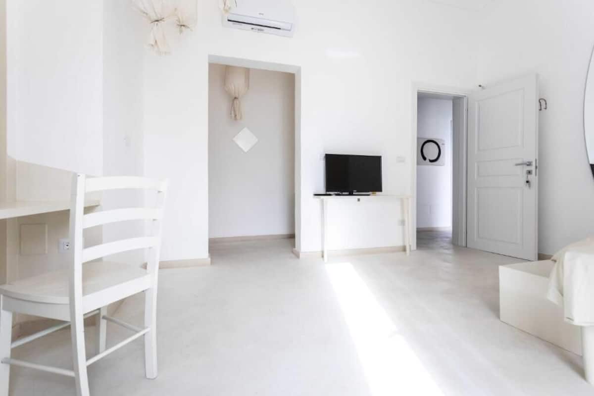 1 habitación, cubrecamas y caja de seguridad en la habitación