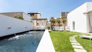 Außenpool, Liegestühle