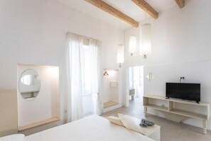 1 bedroom, down comforters, in-room safe, individually decorated - SUITE ARTUS (Ugento)