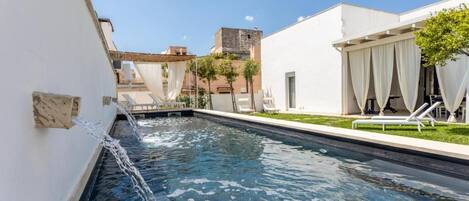 室外游泳池,日光浴躺椅