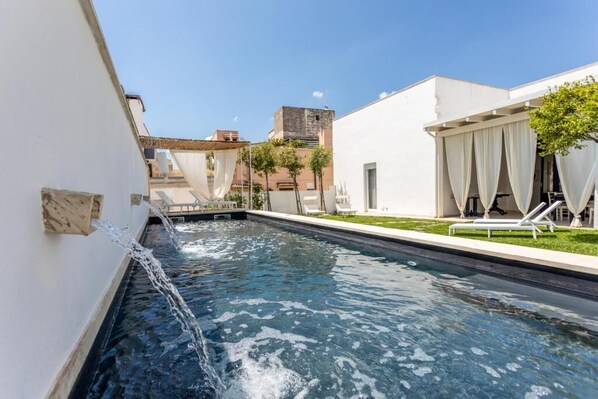 Outdoor pool, sun loungers - SUITE ARTUS (Ugento)