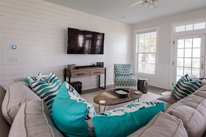 TV connectée, cheminée, livres