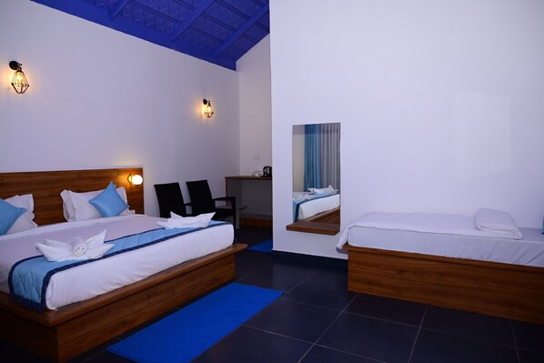 Honeymoon Studio Suite | Desk, free WiFi