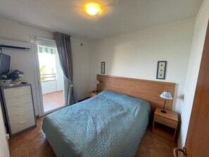 2 slaapkamers, een strijkplank/strijkijzer