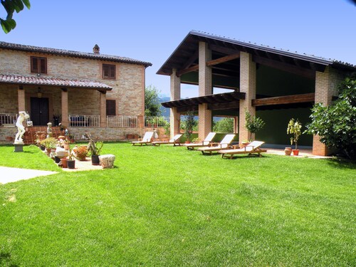 5 Bedroom Villa in Montefortino