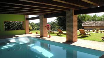 Piscina coperta, una piscina riscaldata