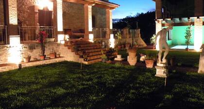 5 Bedroom Villa in Montefortino