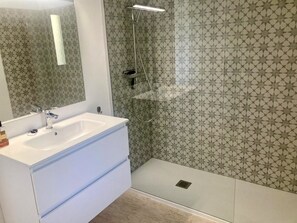 Shower, hair dryer, towels, soap - Villa Para 4 Personas en Plena Naturaleza con Vistas a la Sierra Cabrera (Alfaix)