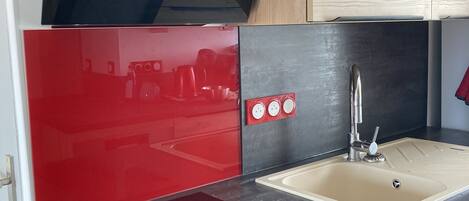 Frigorífico, microondas, horno y placa de cocina