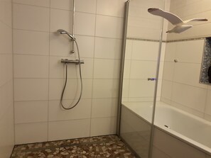 Suihku, hiustenkuivaaja, pyyhkeet, saippua