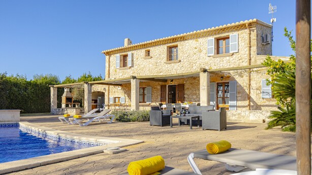 A stone building with a swimming pool, outdoor seating, and a pergola. - Finca Can Castell 1 for 6 with swimming pool, Bbq, free WiFi (Alcúdia)